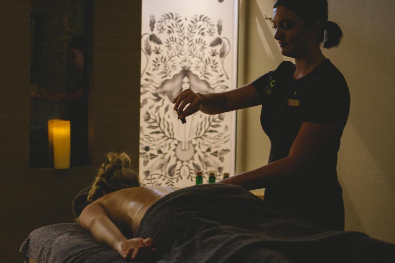 Boringdon Hall Hotel And Spa Plymouth Exterior foto A massage therapist at work