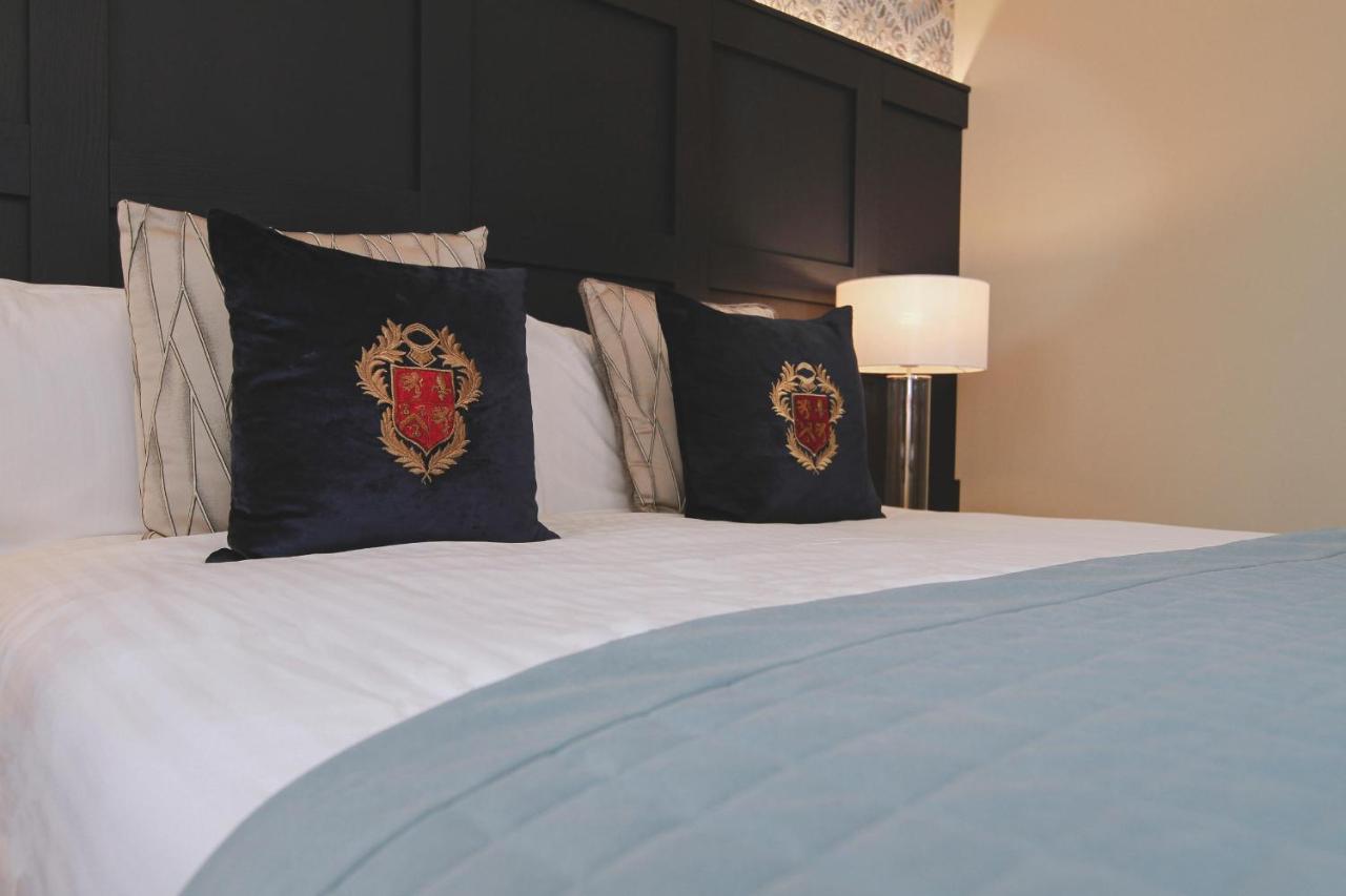 Boringdon Hall Hotel And Spa Plymouth Exterior foto A bed with a headboard